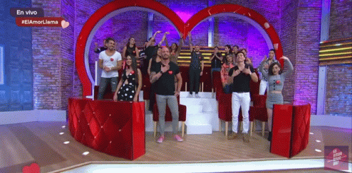 Group of People Heart Shaped Stage En Vivo