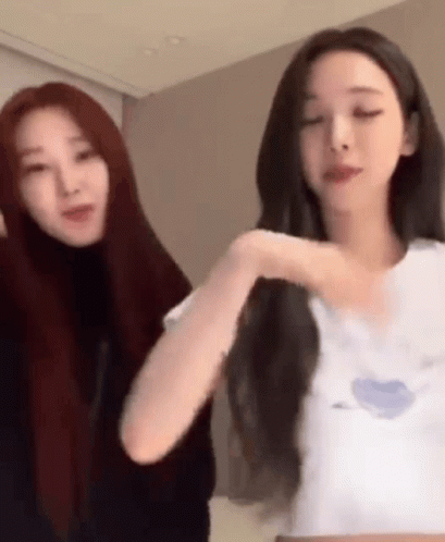 Hair Tuck Aespa Giselle And Karina Kpop GIF