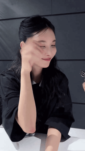 Hair Tuck Illit Yunah Kpop GIF