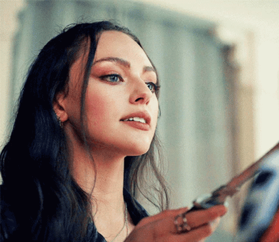 Hope Mikaelson Pointing Knife GIF
