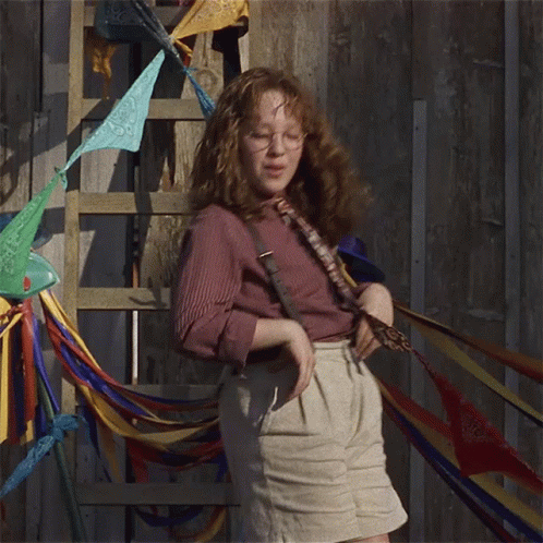 I Like To Move It Move It Woman Swaying Her Hips GIF