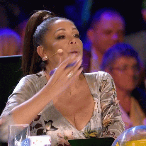 Isabela Pantoja Flying Kiss Waving Goodbye GIF