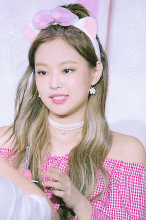 Jennie Kiss Arrow GIF