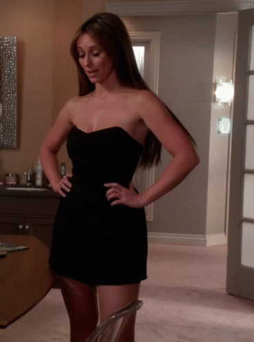 jennifer-love-hewitt-check-her-heel-2f2g9vo64d48ok6d.gif