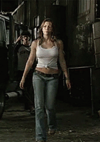 Jessica Biel As Erin The Texas Chainsaw Massacre GIF