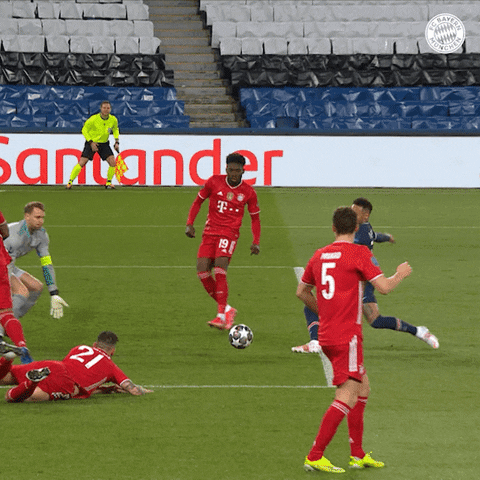 Joshua Zirkzee Tactical Awareness GIF