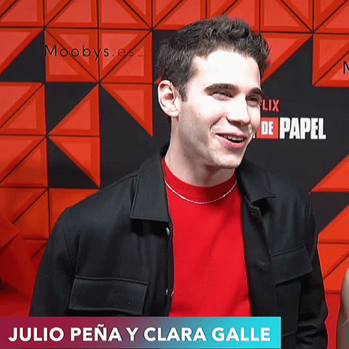 Julio Peña y Clara Galle Smiling at Netflix Sign