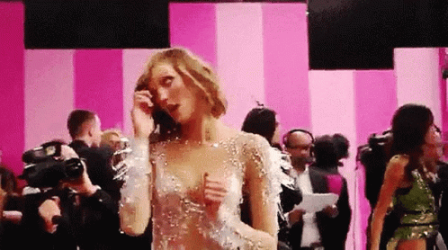 Kaylor Karlie Kloss Shows Something To Taylor Swift GIF