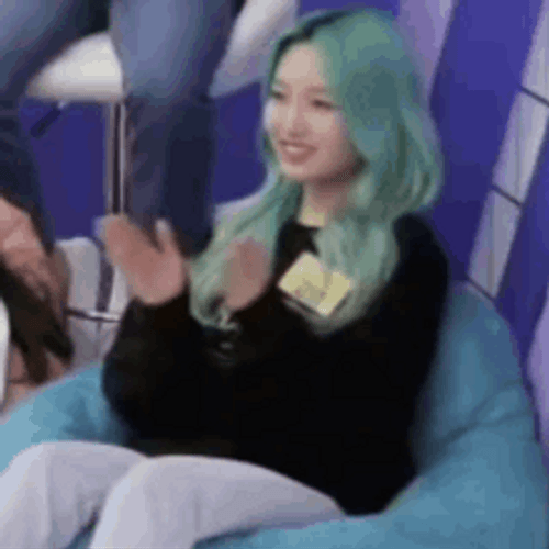 Kpop Member Clapping Cute Green Hair 