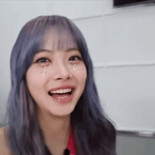 Le Sserafim Hong Eunchae Purple Hair Thumbs Up GIF