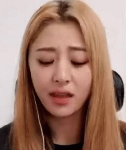 Le Sserafim Huh Yunjin Sarcastic Face Reaction GIF