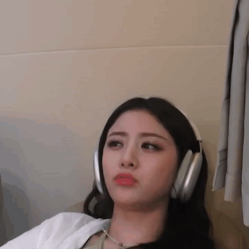 Le Sserafim Huh Yunjin Shock Face With Headphone GIF