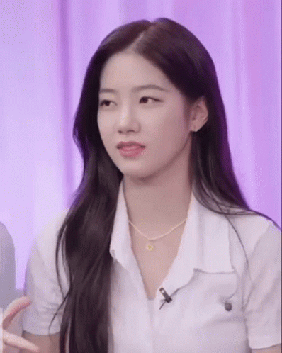 Le Sserafim Kazuha Weird Face GIF