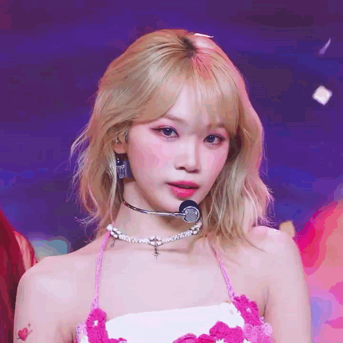 Le Sserafim Kim Chaewon Blowing Kiss With Mic GIF