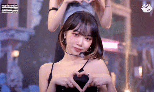 Le Sserafim Kim Chaewon Boken Finger Heart Sign GIF