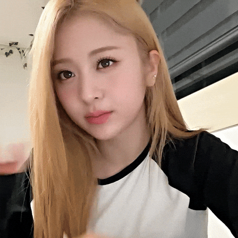 Le Sserafim Waving Bye GIF