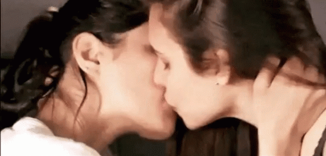 Lesbian Kiss Amar A Muerte GIF 