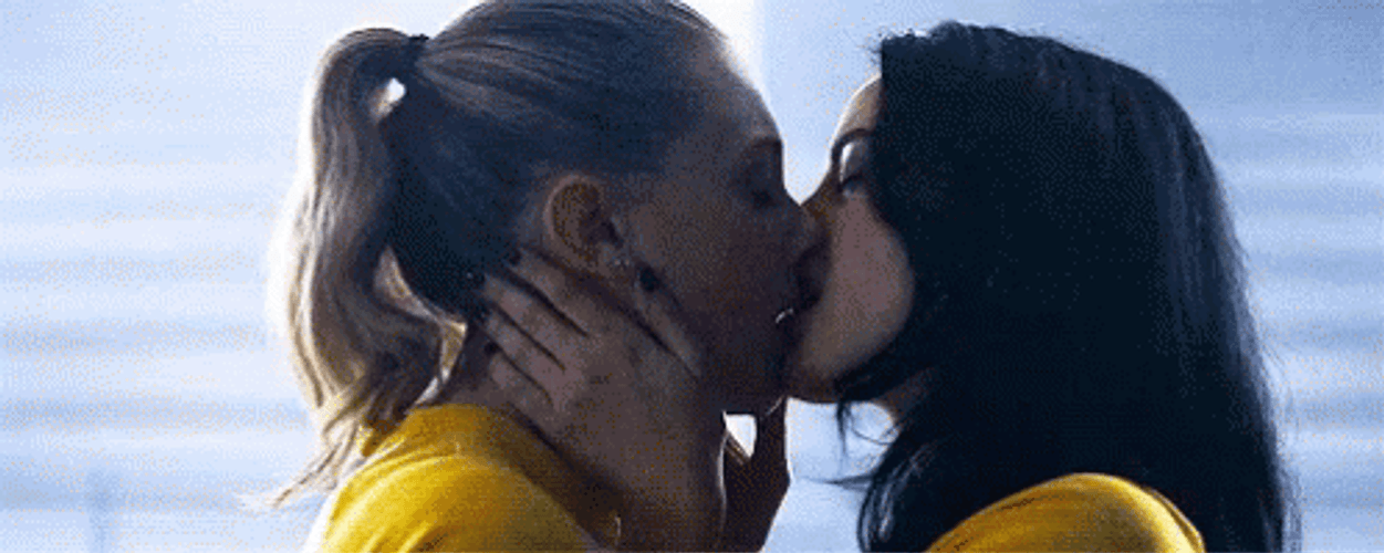 Hot Lesbians Kiss
