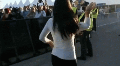 Macarena Olona Choclan Dancing GIF