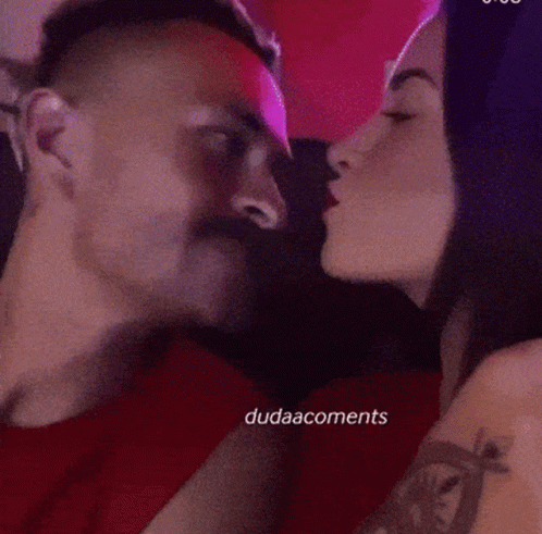 Man and Woman Kissing Pink Background Dudaacoments