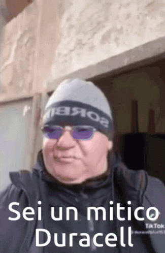 Man Beanie Sunglasses Saying Sei Un Mitico Duracell GIF