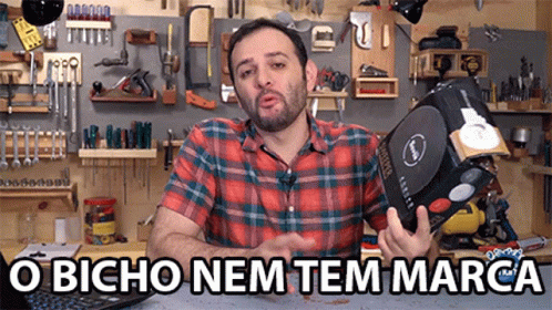 Man Holding Speaker o bicho nem tem marca