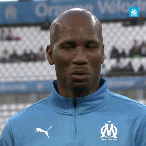 Man in Blue Jacket Droit au But