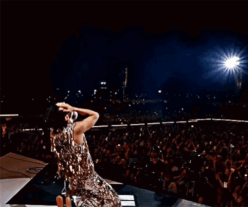 Man in Blue Shirt and Tie in Front of Crowd #harryxgif