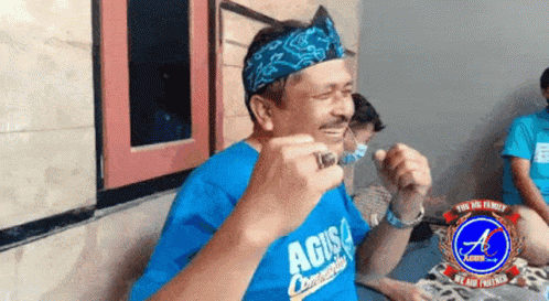 Man In Blue Shirt Saying Agus GIF