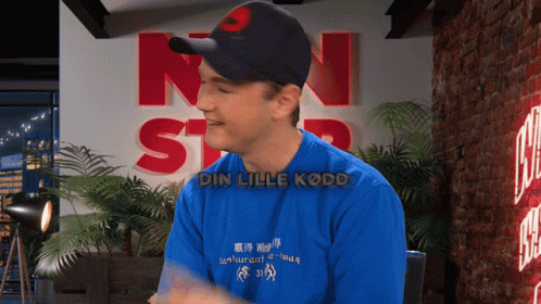Man in Blue Shirt Saying Din Lille Kodd