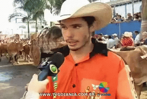 Man in Cowboy Hat Talking Into Microphone www.tvgoiania.com.br