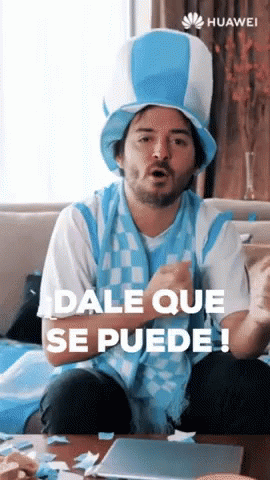 Man in Hat and Scarf Says dale que se puede