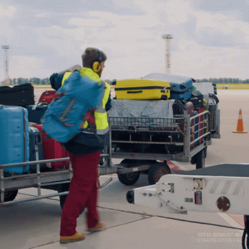 Man in Headphones Pushing Luggage Cart speel bewost 184 staatsloterij.nu