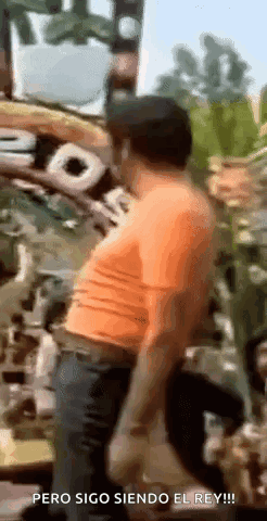 Man in Orange Shirt Says Pero Sigo Siendo El Rey