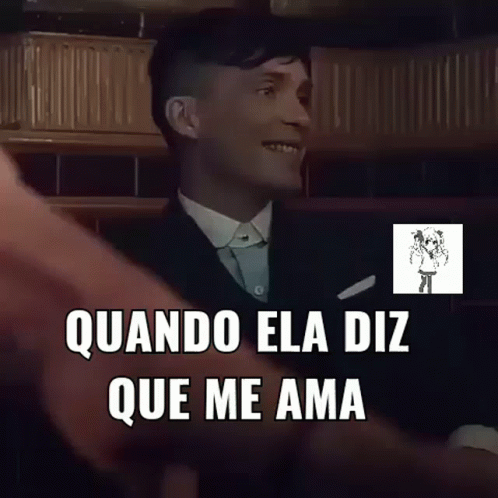 Man in Suit Smiling Quando Ela Diz Que Me Ama