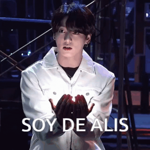 Man in White Jacket Holding Something Soy De Alis