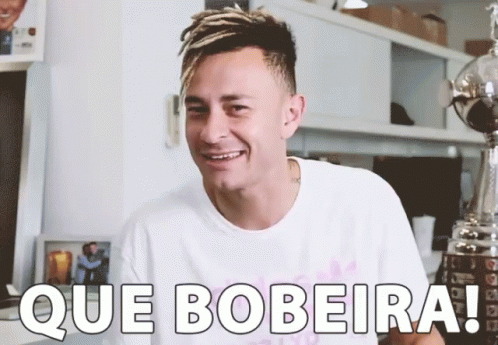 Man in White Shirt Saying Que Bobeira