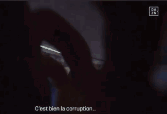 Man Saying non regarde-moi corruption