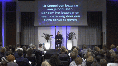 Man Sitting in Front of Screen Saying Koppel een Bezwaard aan je Bonussen