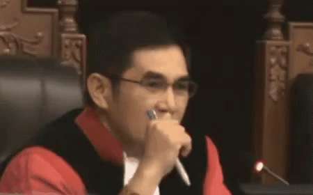 Man Smoking Cigarette Kamu Bohong GIF