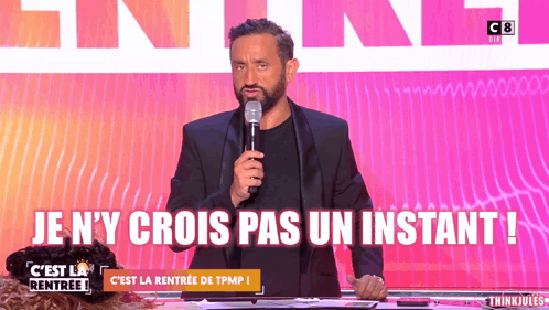 Man Speaking Into Microphone Je N'y Crois Pas Un Instant GIF