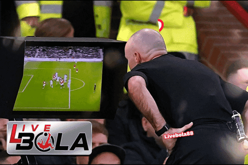 Man Standing in Front of Live Bola Screen