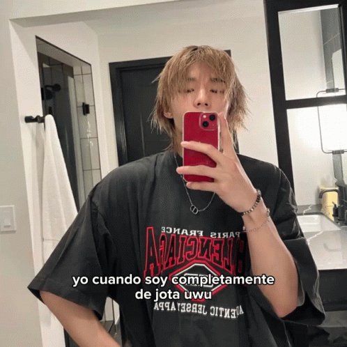 Man Taking Selfie in Mirror Yo Cuando Soy Completamente de Jota Uwu