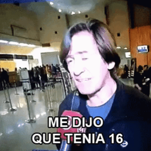Man Talking Into Microphone Medio Que Tenia 16 GIF