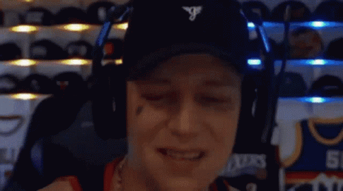 Man Wearing Headphones Says Ne Digg A