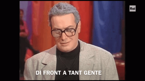 Man With Glasses Says Di Front a Tante Gente