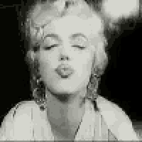Marilyn Monroe Kiss Gif GIF