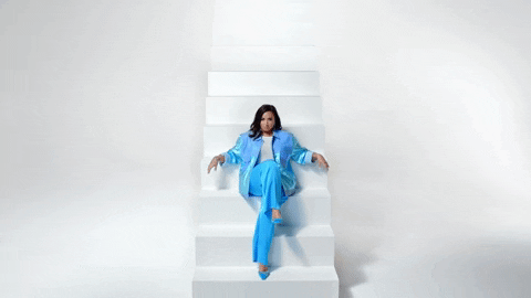 Modelo Demi Lovato On Stairs GIF