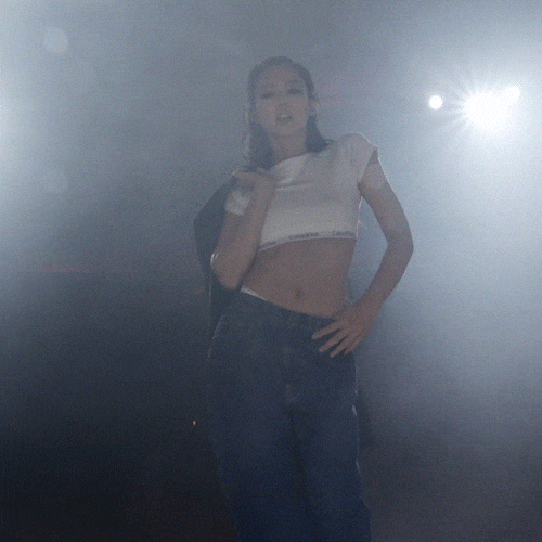 Modelo Jennie Kim Wearing Crop Top GIF