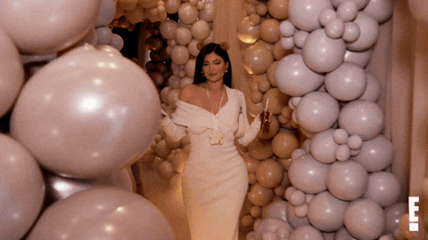 Modelo Kylie Jenner Walking On Balloons GIF